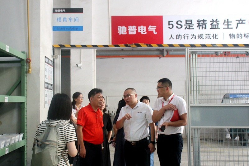 聯(lián)動(dòng)校企間，合作開(kāi)生面丨南華大學(xué)語(yǔ)言文學(xué)學(xué)院黨委書(shū)記龍志堅(jiān)一行造訪(fǎng)集團(tuán)公司